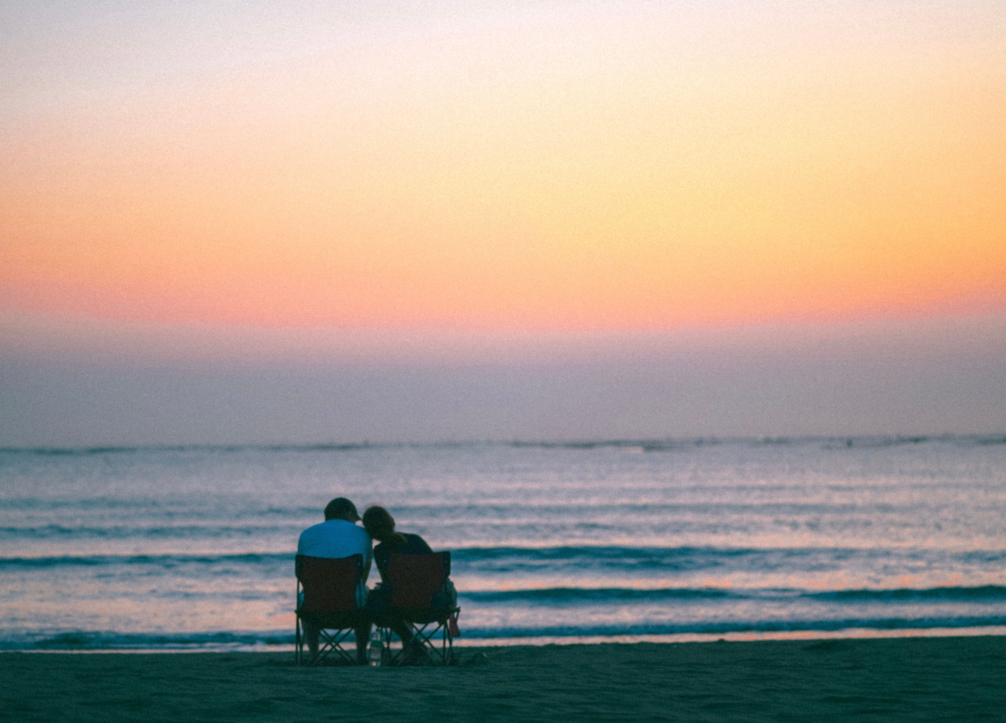 Pareja contemplando el mar al atardecer